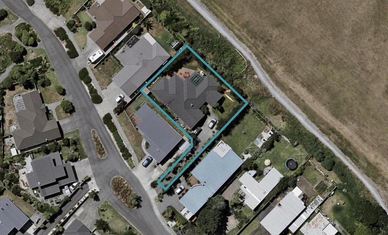 47 Simpson Crescent, Raumati Beach, Paraparaumu - Carousel 1