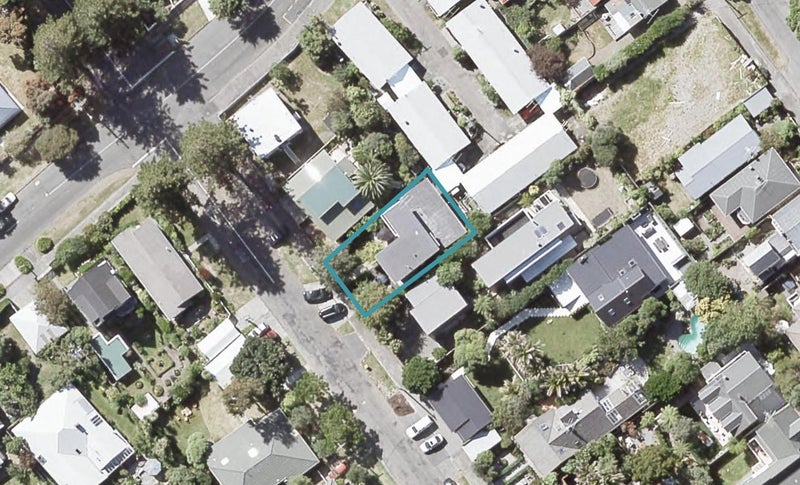 11 Nikau Street, Eastbourne, Lower Hutt - Carousel 1