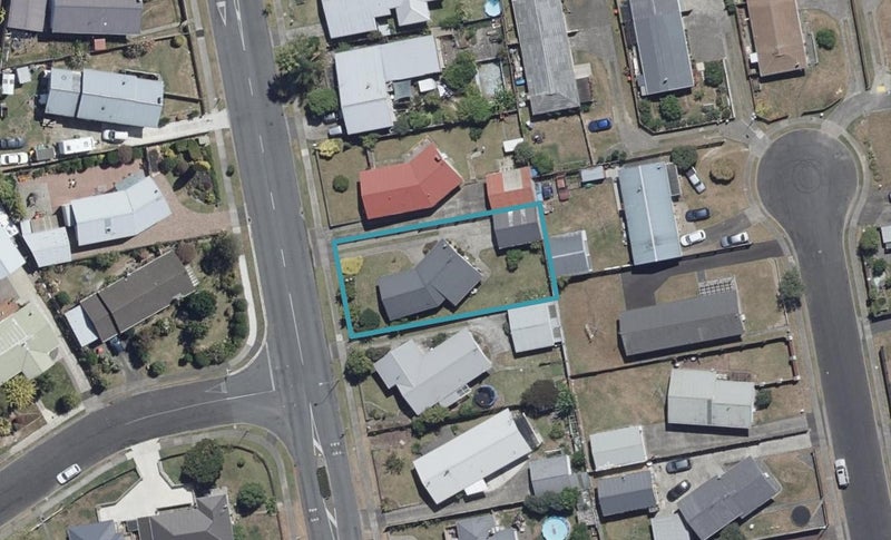 16 Deanwell Avenue, Deanwell, Hamilton - Carousel 1
