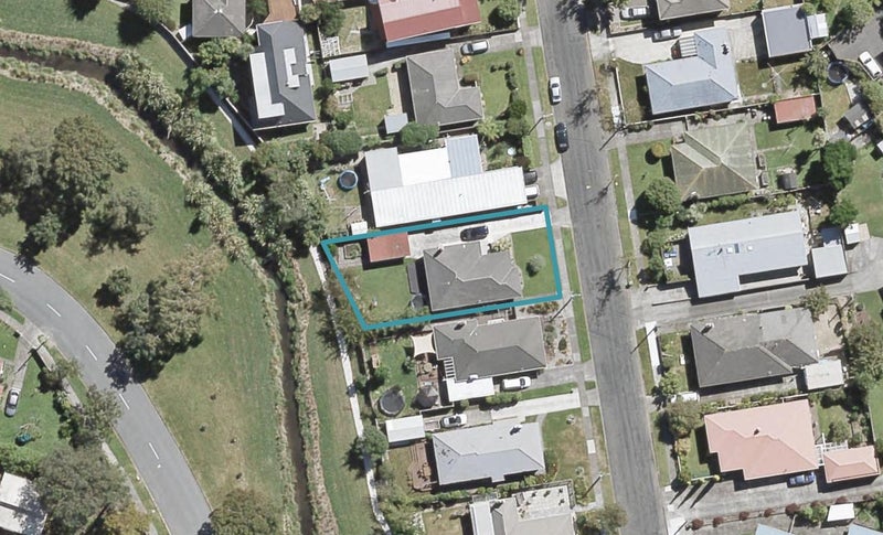 12 Parnell Street, Fairfield, Lower Hutt - Carousel 1