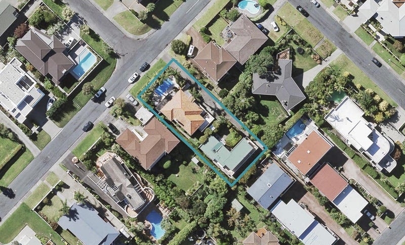 1/2 Katui Street, Castor Bay, Auckland - Carousel 1
