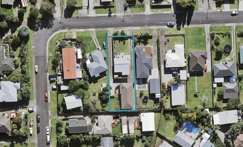 1/16 Tawa Road, Te Atatū Peninsula, Auckland - Carousel 1