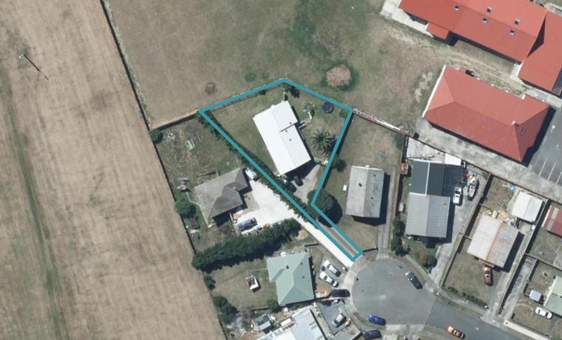 10 Triton Place, Cannons Creek, Porirua - Carousel 1