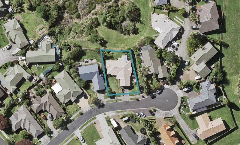 12 Robina Court, Burswood, Auckland - Carousel 1