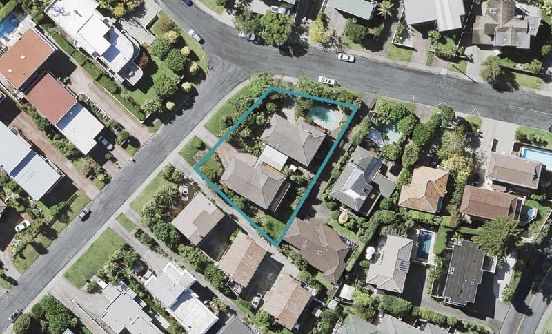 2/4 Rahopara Street, Castor Bay, Auckland - Carousel 1