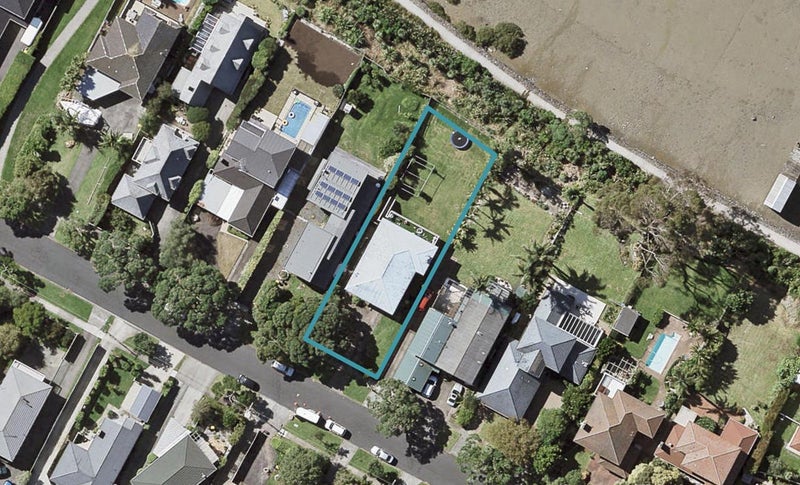 11 Riverlea Avenue, Pakuranga, Auckland - Carousel 1