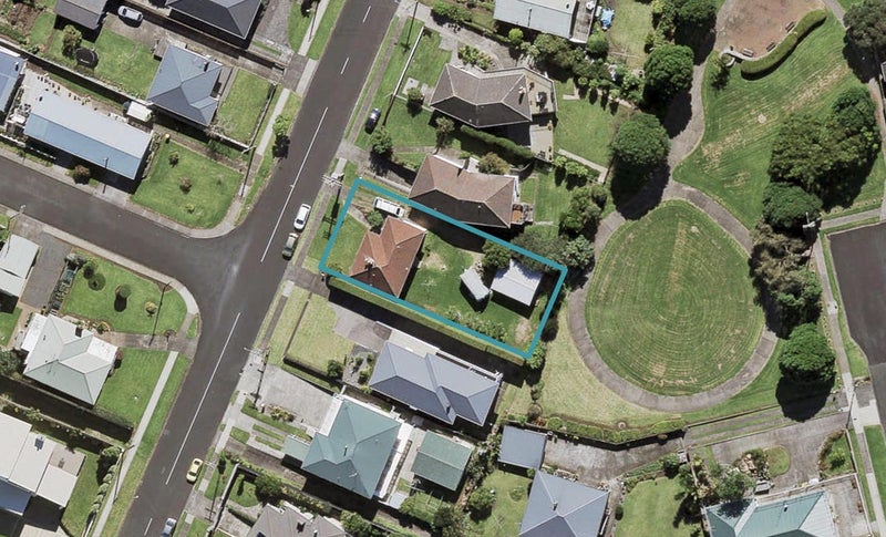 8 Shortt Avenue, Mangere Bridge, Auckland - Carousel 1
