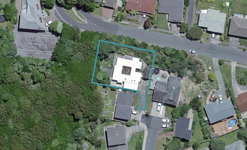 10 St Hildas Glade, TAWA 5028, WELLINGTON - Carousel 1