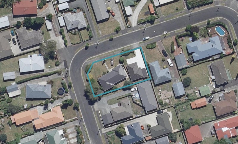 24 Fenwick Crescent, Hillcrest, Hamilton - Carousel 1