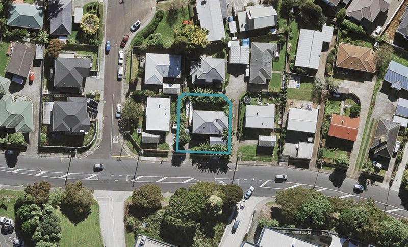 15 Carr Road, Three Kings, Auckland - Carousel 1