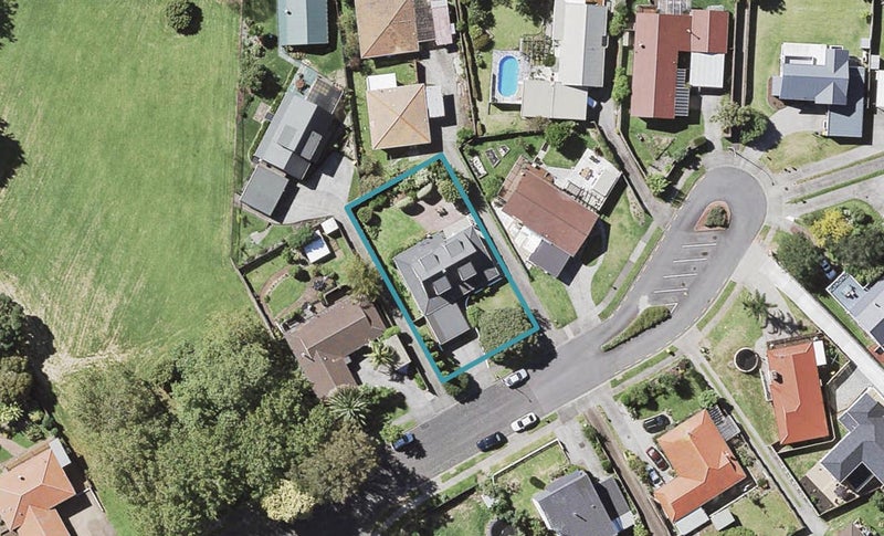 13 Dalwhinnie Parade, Highland Park, Auckland - Carousel 1