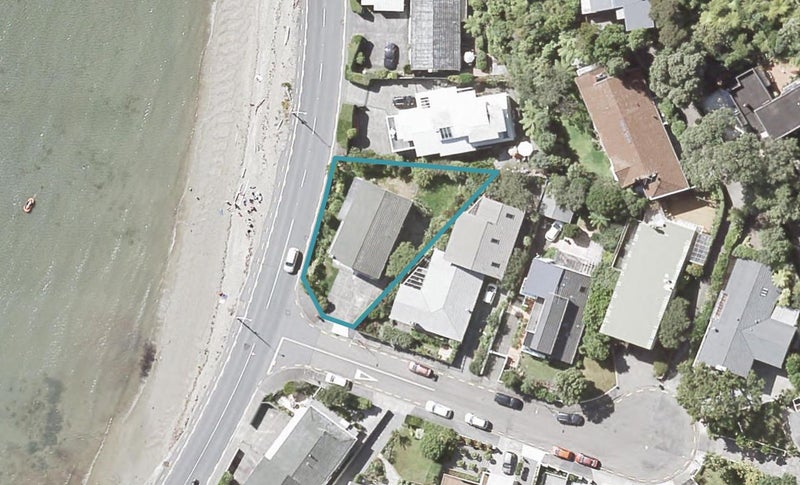 1 Taumaru Avenue, Lowry Bay, Lower Hutt - Carousel 1