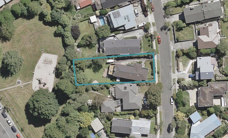 8 Dowling Grove, Silverstream, Upper Hutt - Carousel 1