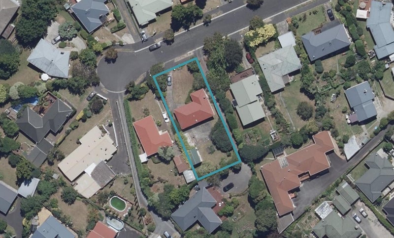 11 Clark Place, Hillcrest, Hamilton - Carousel 1