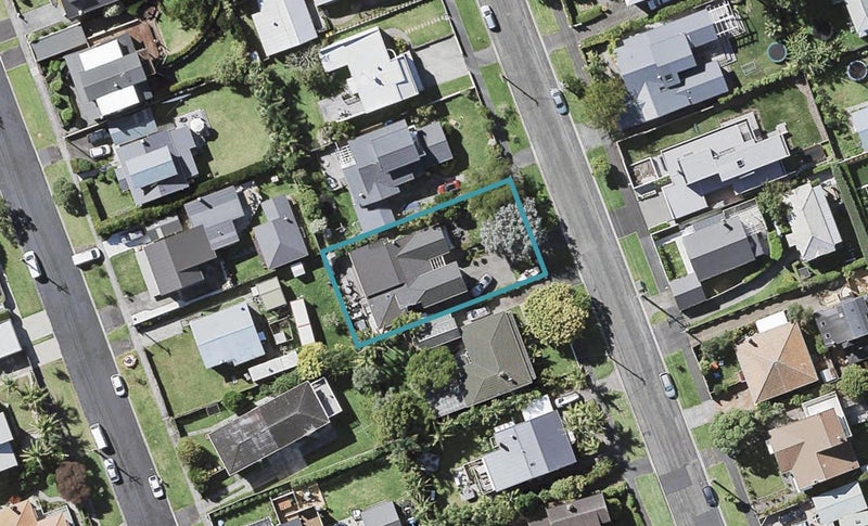 15 Merani Street, Narrow Neck, Auckland - Carousel 1