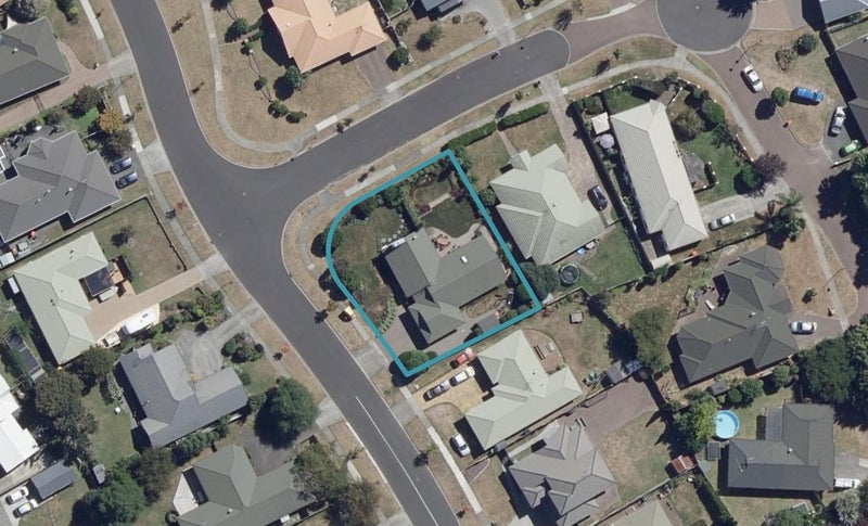 22 Admiral Crescent, Flagstaff, Hamilton - Carousel 1
