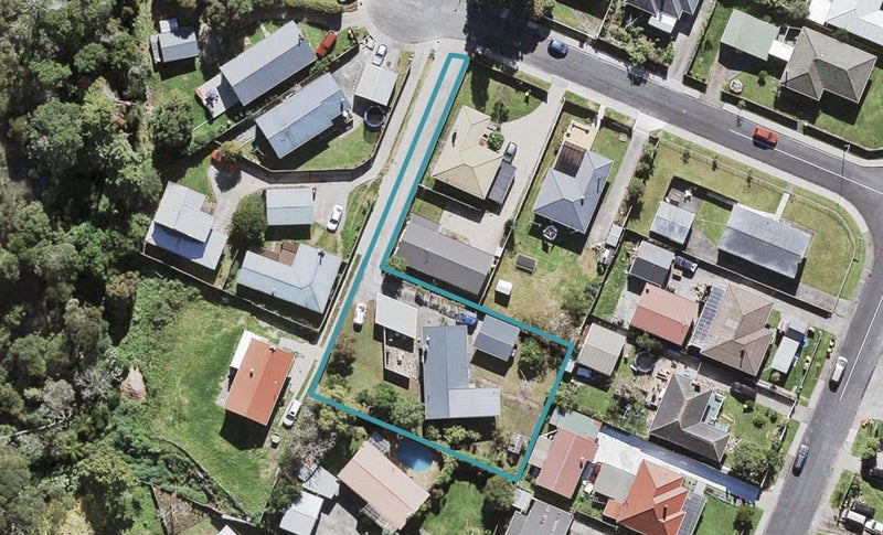 8 Maybelle Place, Kelston, Auckland - Carousel 1