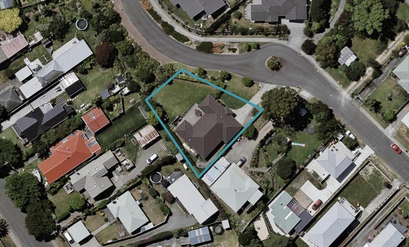 1 Simpson Crescent, Raumati Beach, Paraparaumu - Carousel 1