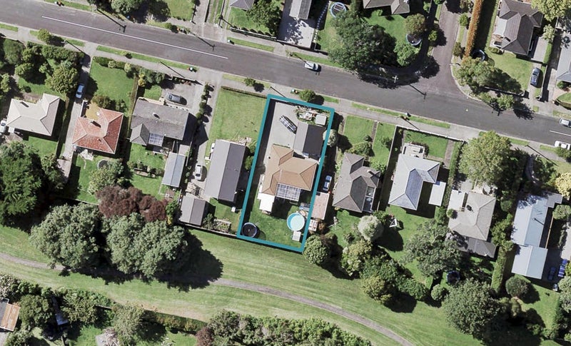 32 Weybridge Crescent, Glen Innes, Auckland - Carousel 1