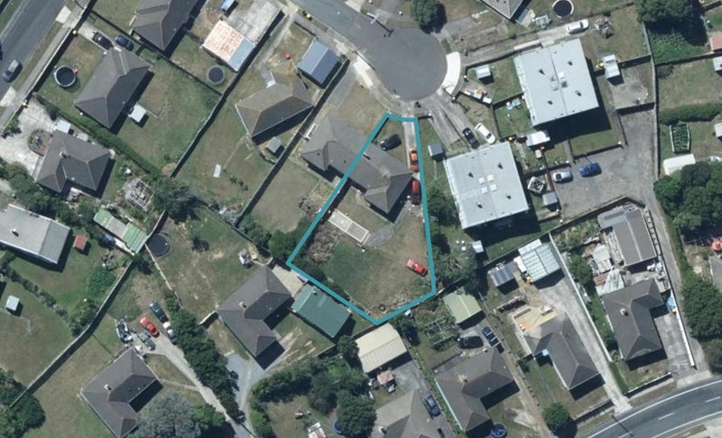 8 Dumont Place, Cannons Creek, Porirua - Carousel 1