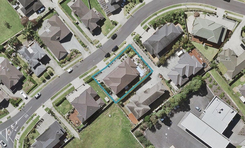 9 Ballymore Drive, Pinehill, Auckland - Carousel 1