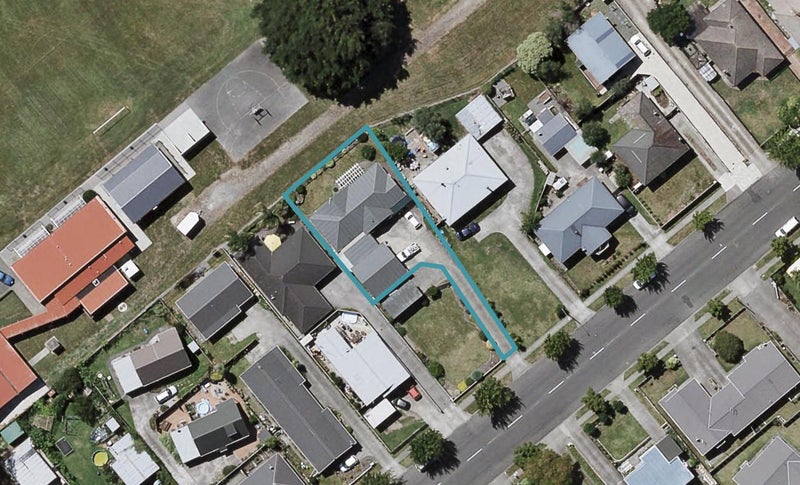 916 Willowpark Road North, Mayfair, Hastings - Carousel 1