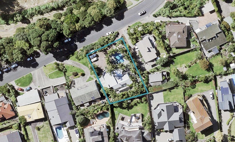 18 Browns Bay Road, Rothesay Bay, Auckland - Carousel 1