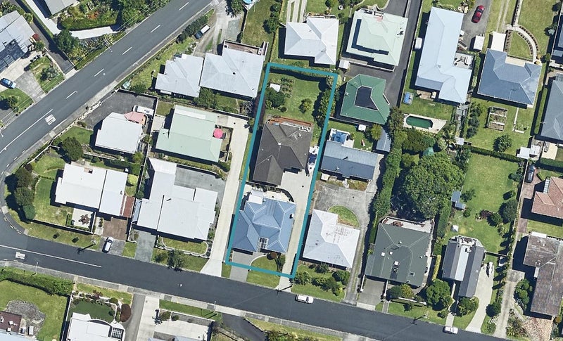 10 Seaview Road, Otumoetai, Tauranga - Carousel 1