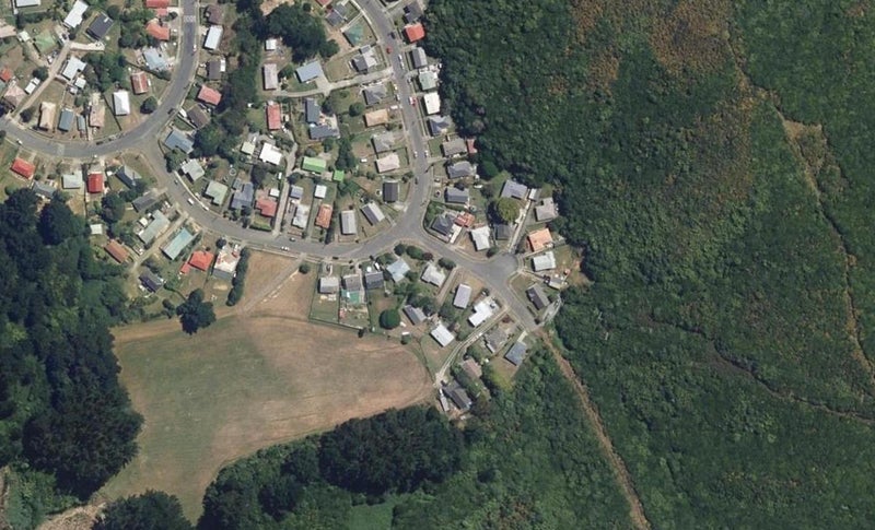 4 Carnavon Place, Cannons Creek, Porirua - Carousel 1
