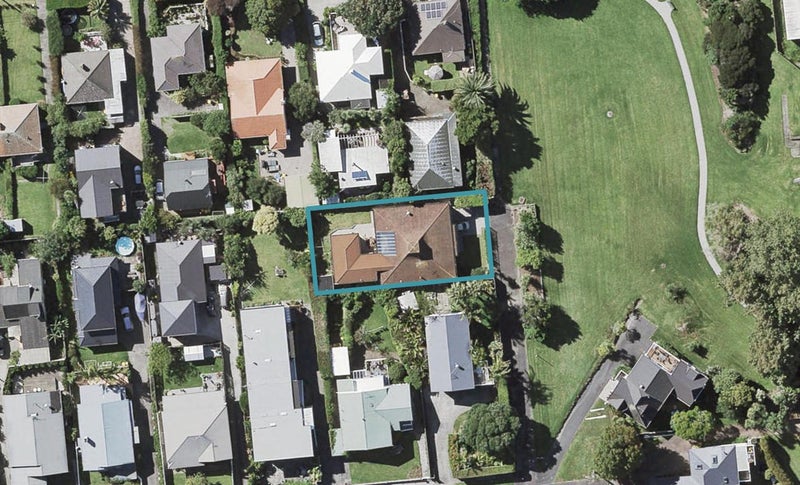 21 Hanlon Crescent, Narrow Neck, Auckland - Carousel 1