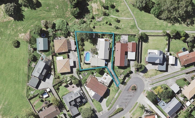 7 Dalwhinnie Parade, Highland Park, Auckland - Carousel 1