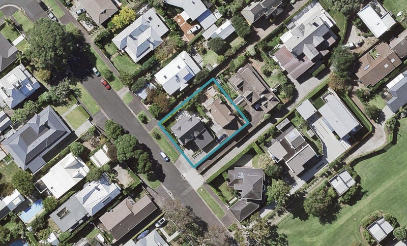 2/0 Oxford Terrace, Devonport, Auckland - Carousel 1