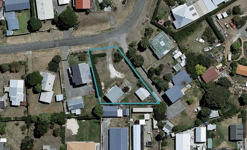 8 Gillies Crescent, Waimarama, Havelock North - Carousel 1