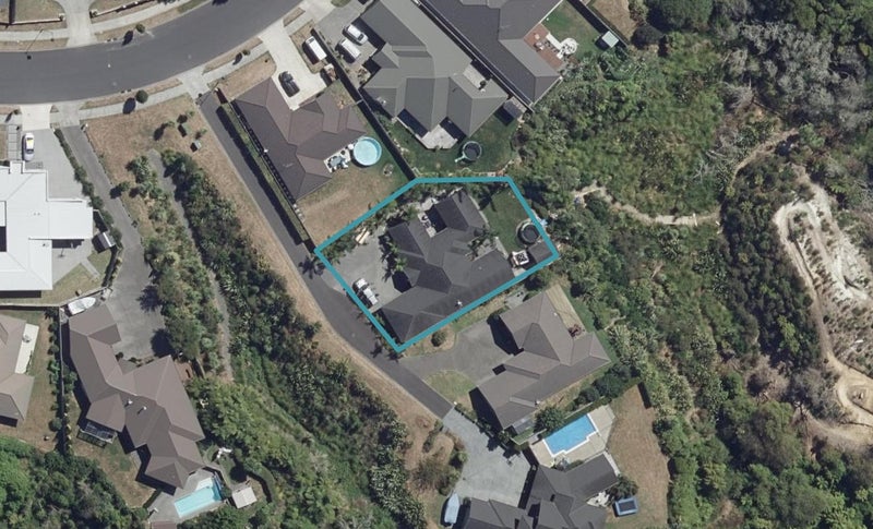 182 Saint James Drive, Huntington, Hamilton - Carousel 1