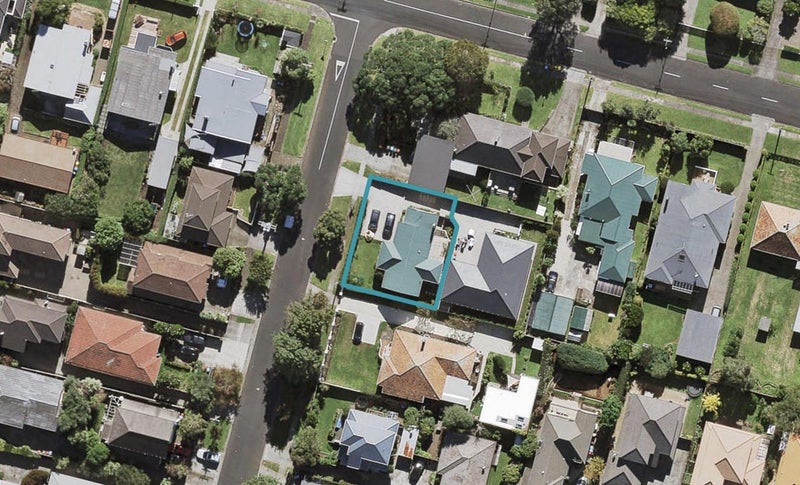 2 Peet Avenue, Royal Oak, Auckland - Carousel 1