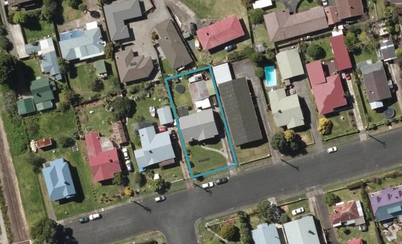 16 Dinniss Avenue, Regent, Whangarei - Carousel 1
