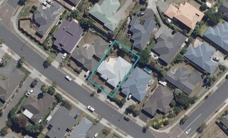 75 St James Drive, Huntington, Hamilton - Carousel 1
