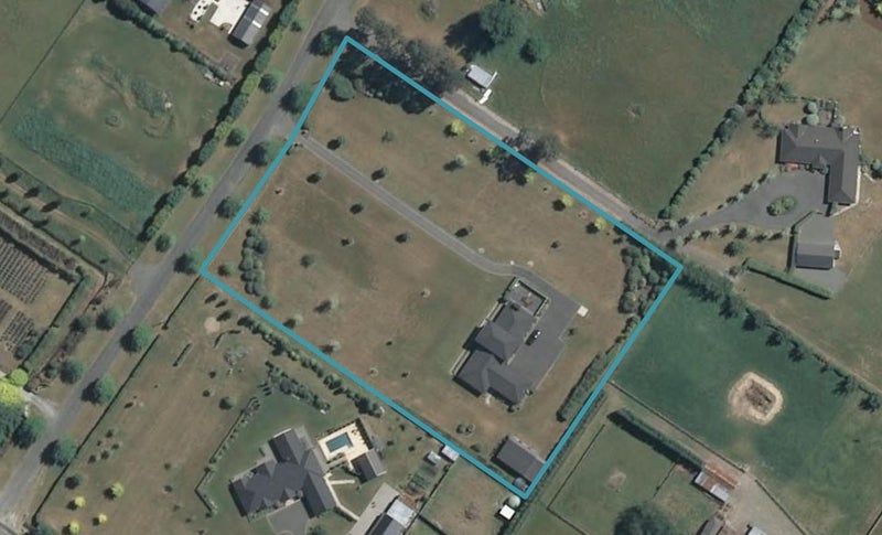 16 Kingcraft Drive, Christchurch - Carousel 1