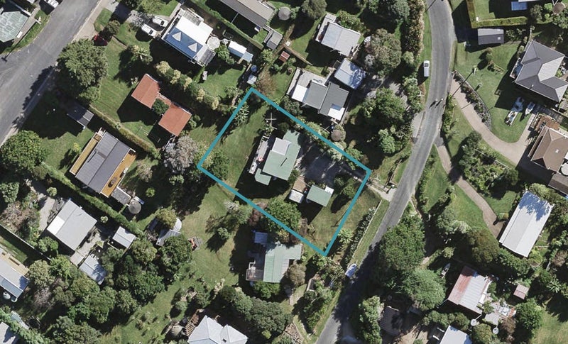 9 Kiwi Street, Oneroa, Waiheke Island - Carousel 1