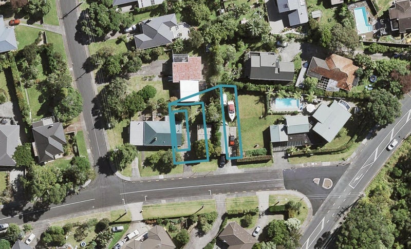 1C Highland Avenue, Titirangi, Auckland - Carousel 1