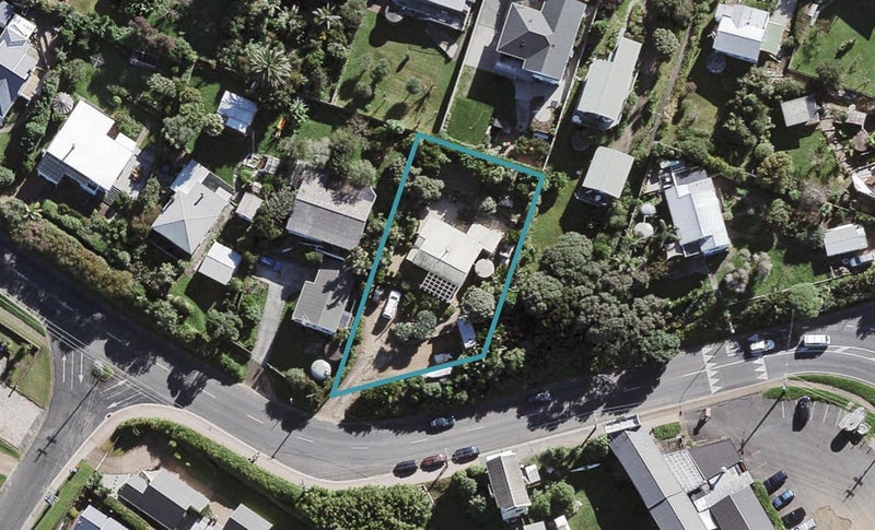 15 Hamilton Road, Surfdale, Waiheke Island - Carousel 1