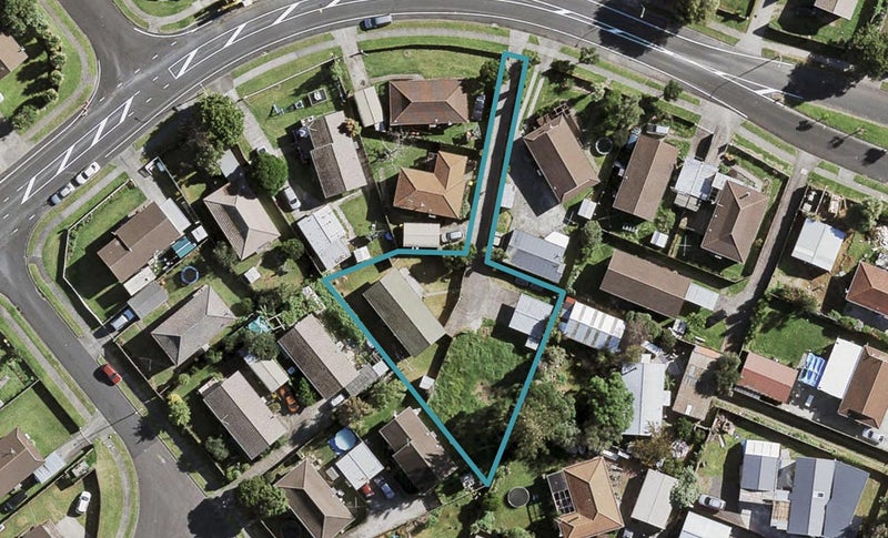 1/10 Etherton Drive, Weymouth, Auckland - Carousel 1