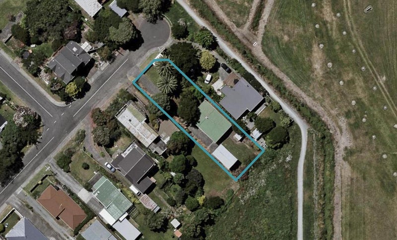 18 Waikare Road, Raumati Beach, Paraparaumu - Carousel 1