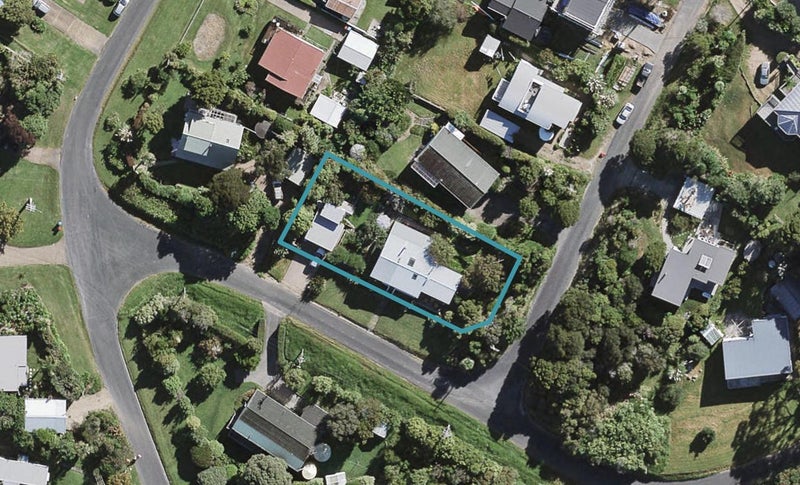 2 Makora Avenue, Oneroa, Waiheke Island - Carousel 1