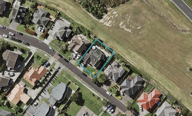 18 Highgrove Lane, Totara Vale, Auckland - Carousel 1