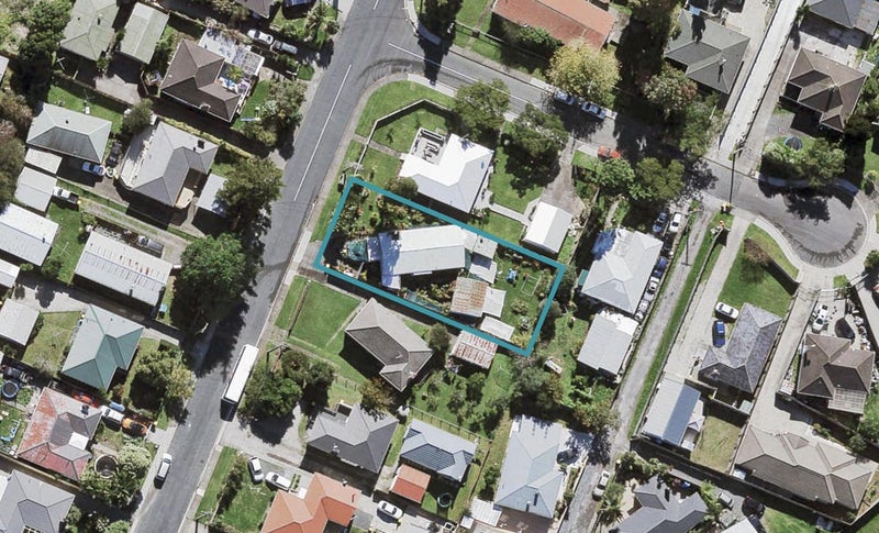 96 Cobham Crescent, Kelston, Auckland - Carousel 1