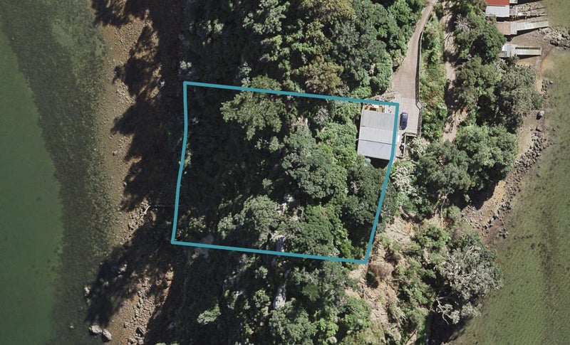 18 Pohutukawa Avenue, Ōmiha, Waiheke Island - Carousel 1