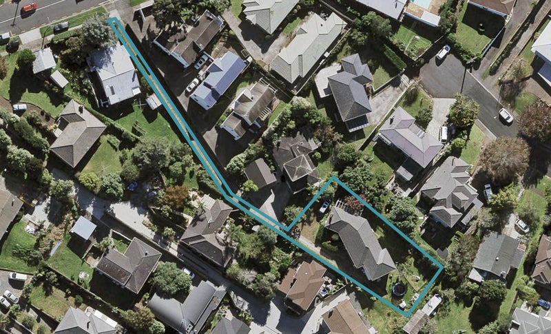 9 Warren Avenue, Three Kings, Auckland - Carousel 1