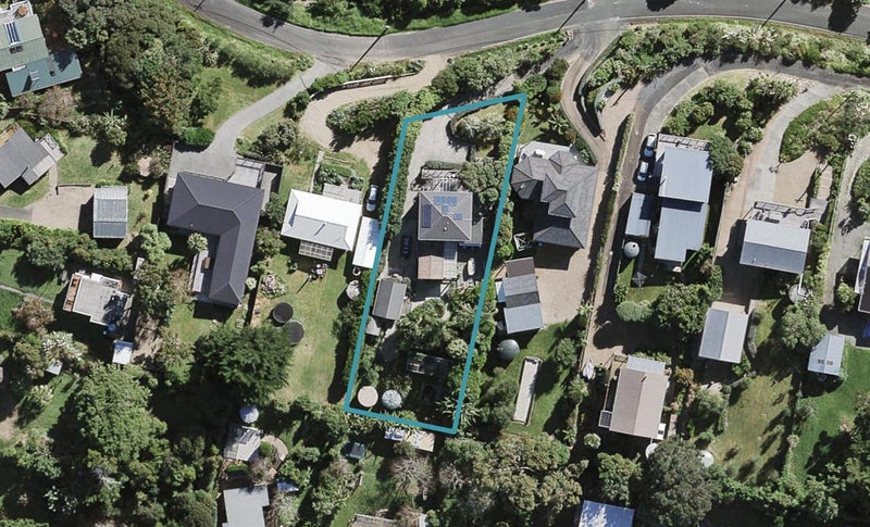 24 Queens Drive, Oneroa, Waiheke Island - Carousel 1
