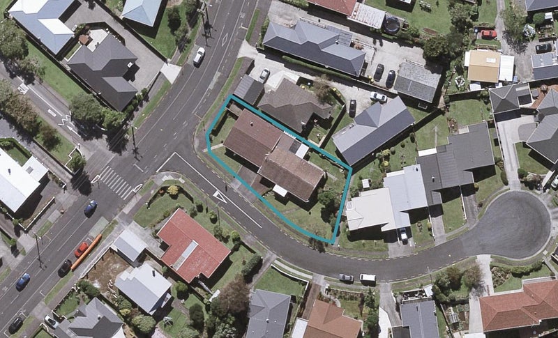 2/1 Evelyn Place, Welbourn, New Plymouth - Carousel 1